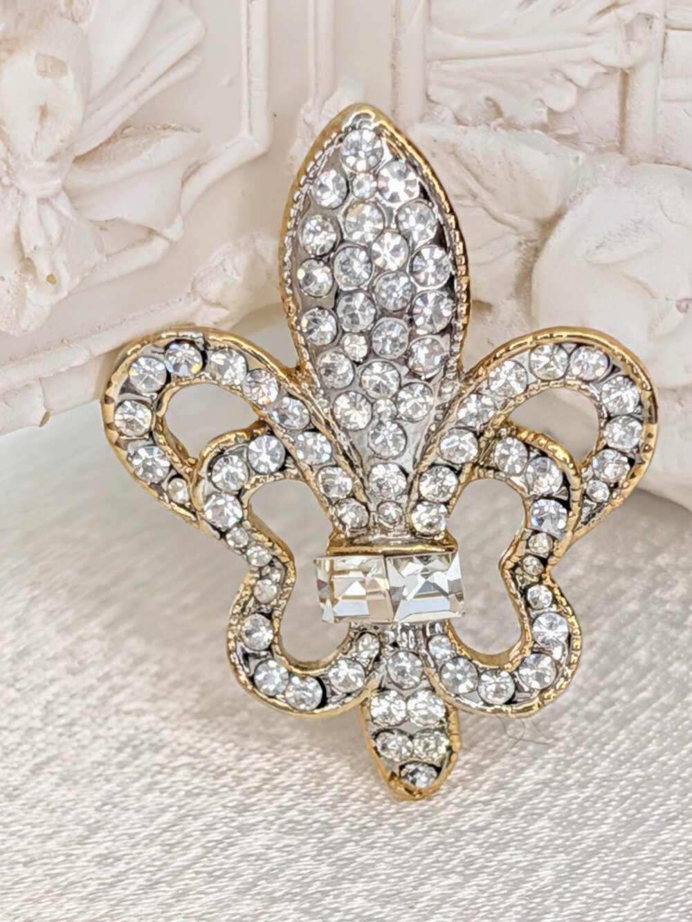 NEW Fleurs-de-lis Pin